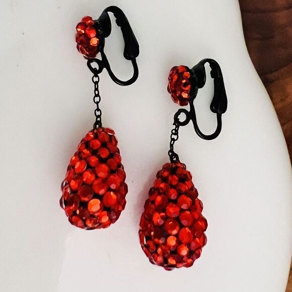 Vintage Beautiful Red Rhinestone Cluster Earrings Clip On Dangle Teardrop 4596 - Picture 3 of 6